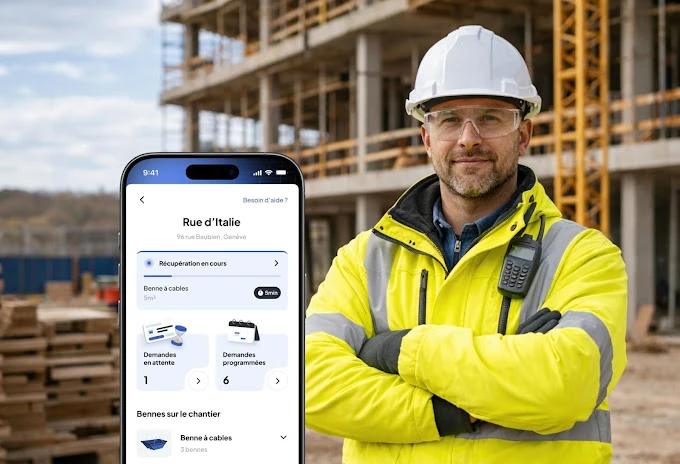 Auf einer Baustelle ein Arbeiter in gelber Jacke und mit Helm vor einem Rohbau; im Vordergrund zeigt ein Smartphone die Nereva-Baustellen-App mit einer laufenden Muldenabholung